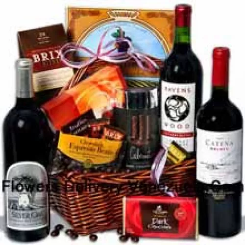 Acest coș cadou exclusiv include Ravenswood Cabernet Sauvignon - 750 ml, Catena Malbec Mendoza - 750 ml, Silver Oak Alexander Valley Cabernet Sauvignon - 750 ml, Bară de ciocolată neagră semnată de Lake Champlain, Boabe de cafea acoperite cu ciocolată neagră de Marich, Trufe Chocolatier Fantaisie de Guyaux Chocolates, Wafer de ciocolată de mocha cu vin din California de la Sacramento Cookie Co, Bastonașe de ciocolată neagră aromată cu Cabernet de Sweet Candy Co și Brix Bites de la Brix. (Conținutul coșului, inclusiv vinul, poate varia în funcție de sezon și locația de livrare. În cazul în care un anumit produs nu este disponibil, îl vom înlocui cu un produs de valoare egală sau mai mare)