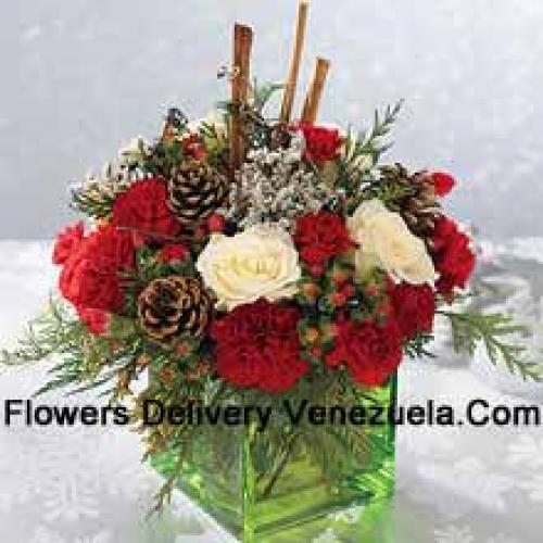 Bouquet de fleurs assorties dans un vase cube